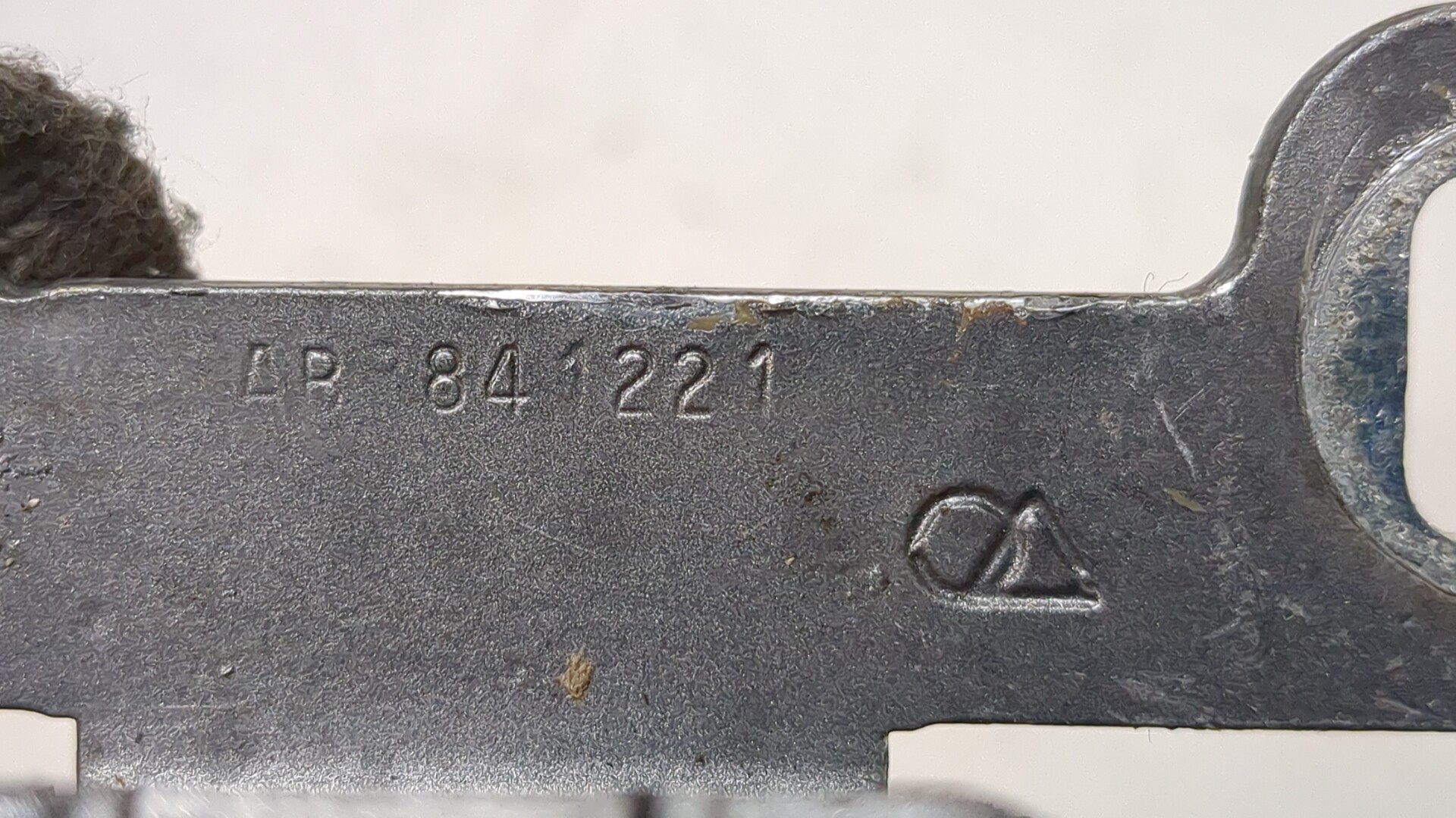 Петля крышки багажника