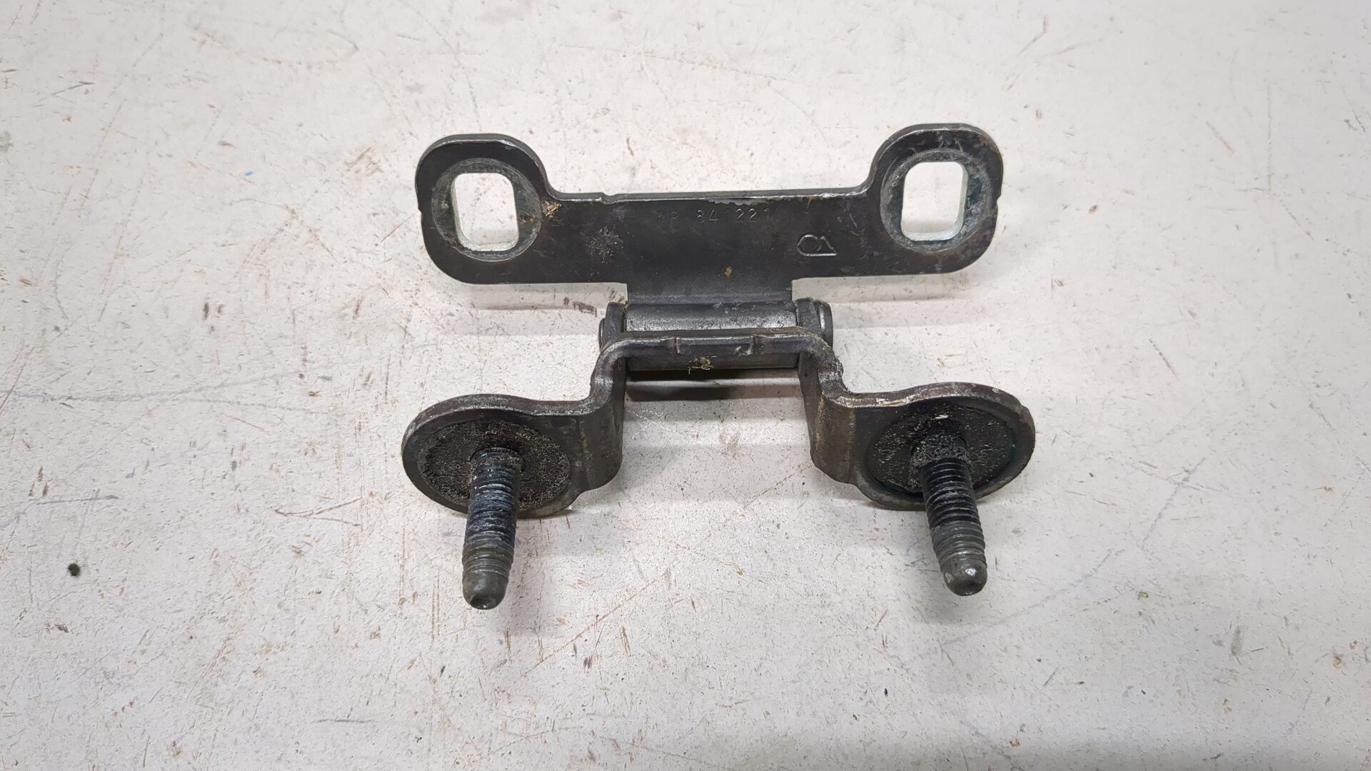 Петля крышки багажника