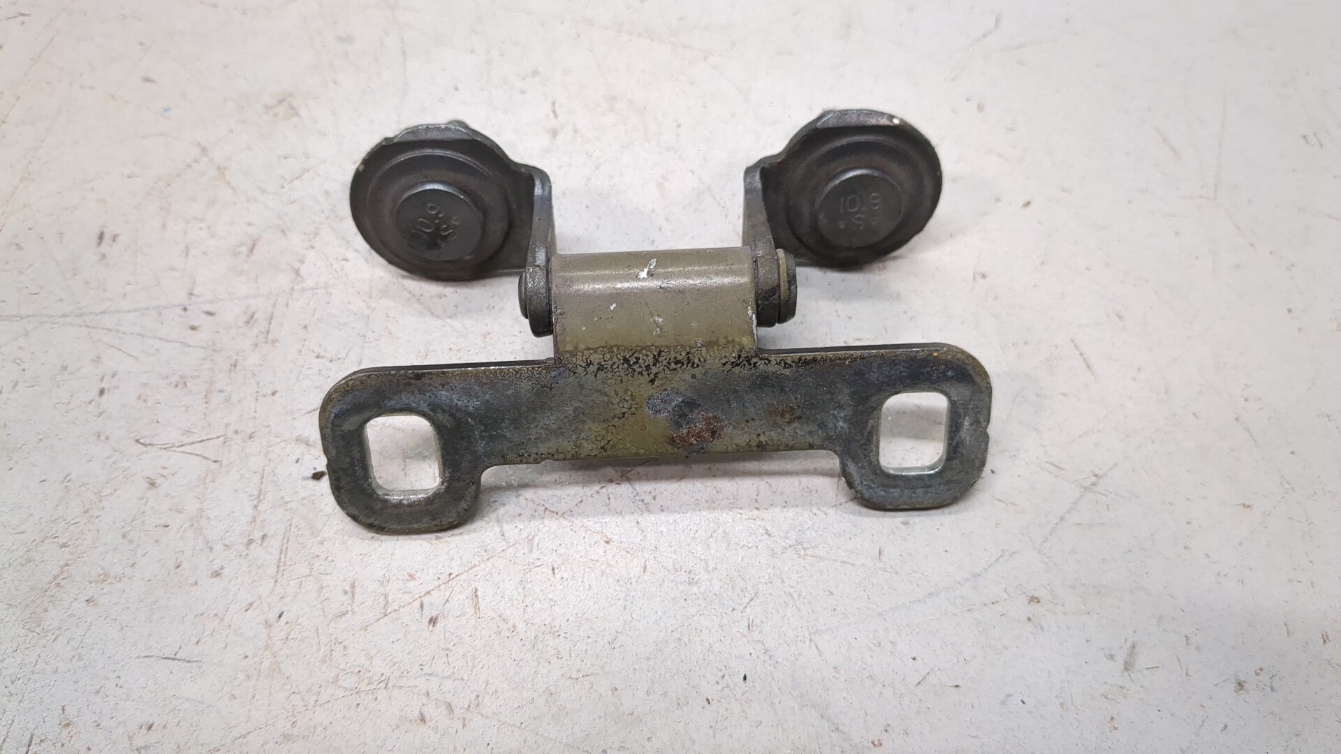 Петля крышки багажника