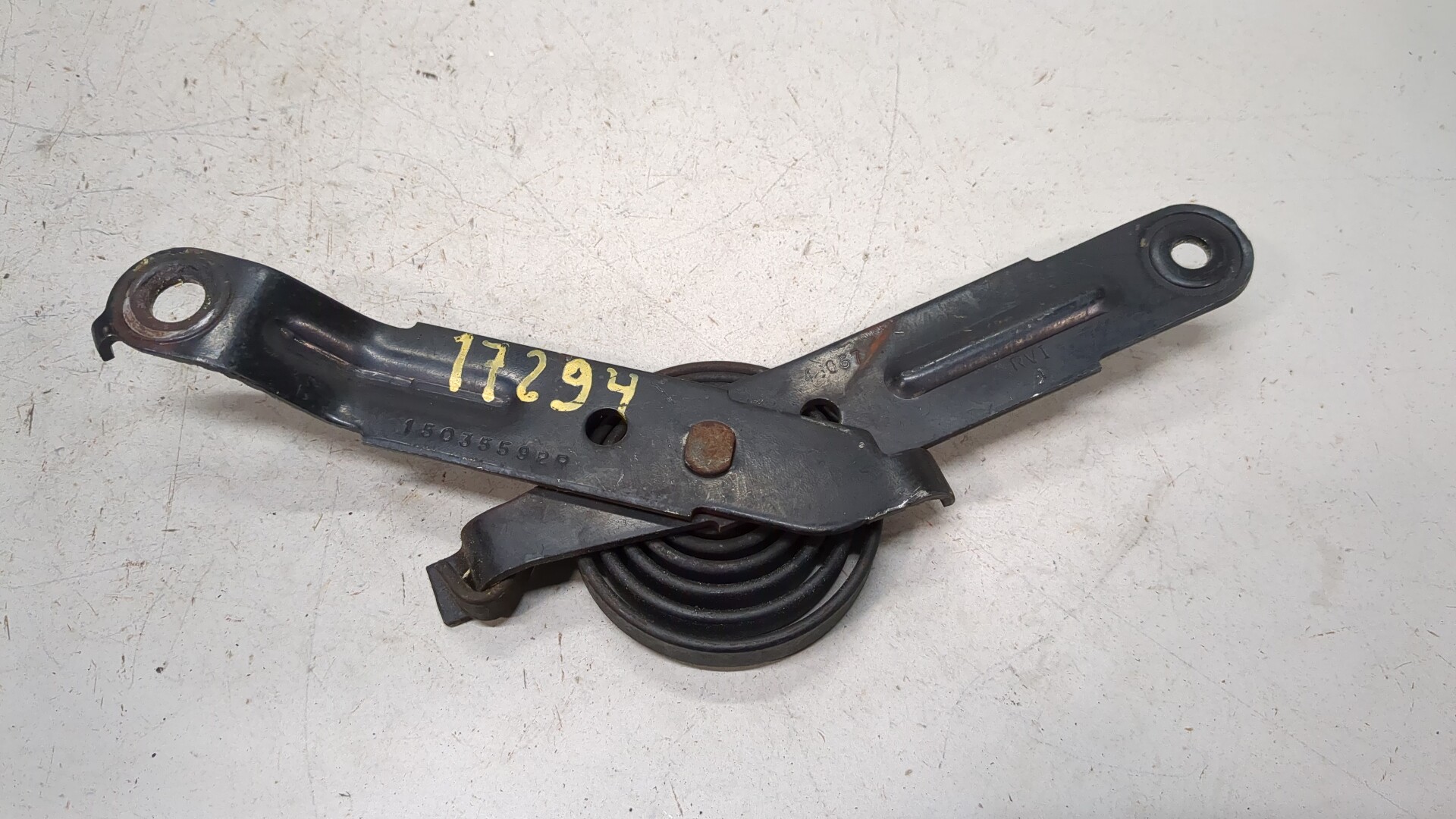 Петля капота правая