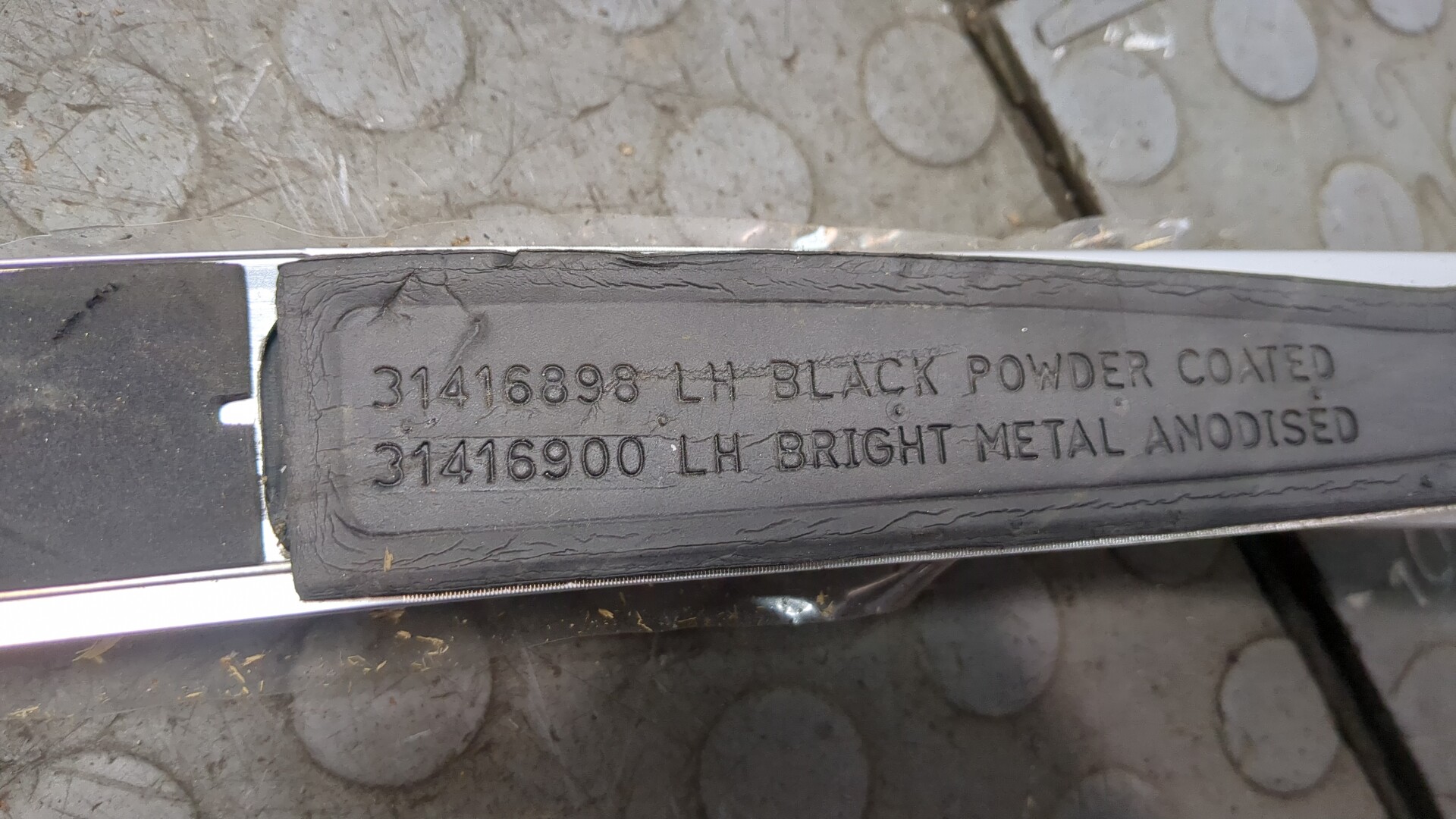 Рейлинг (релинг) левый (планка на крышу)