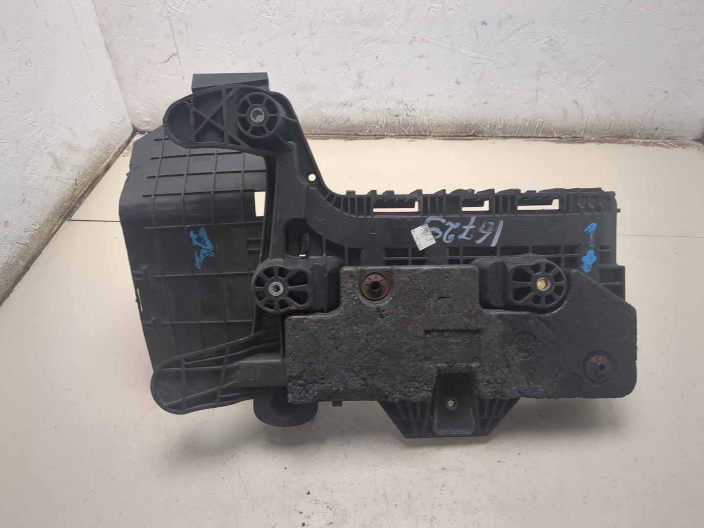 Площадка под аккумулятор (АКБ)