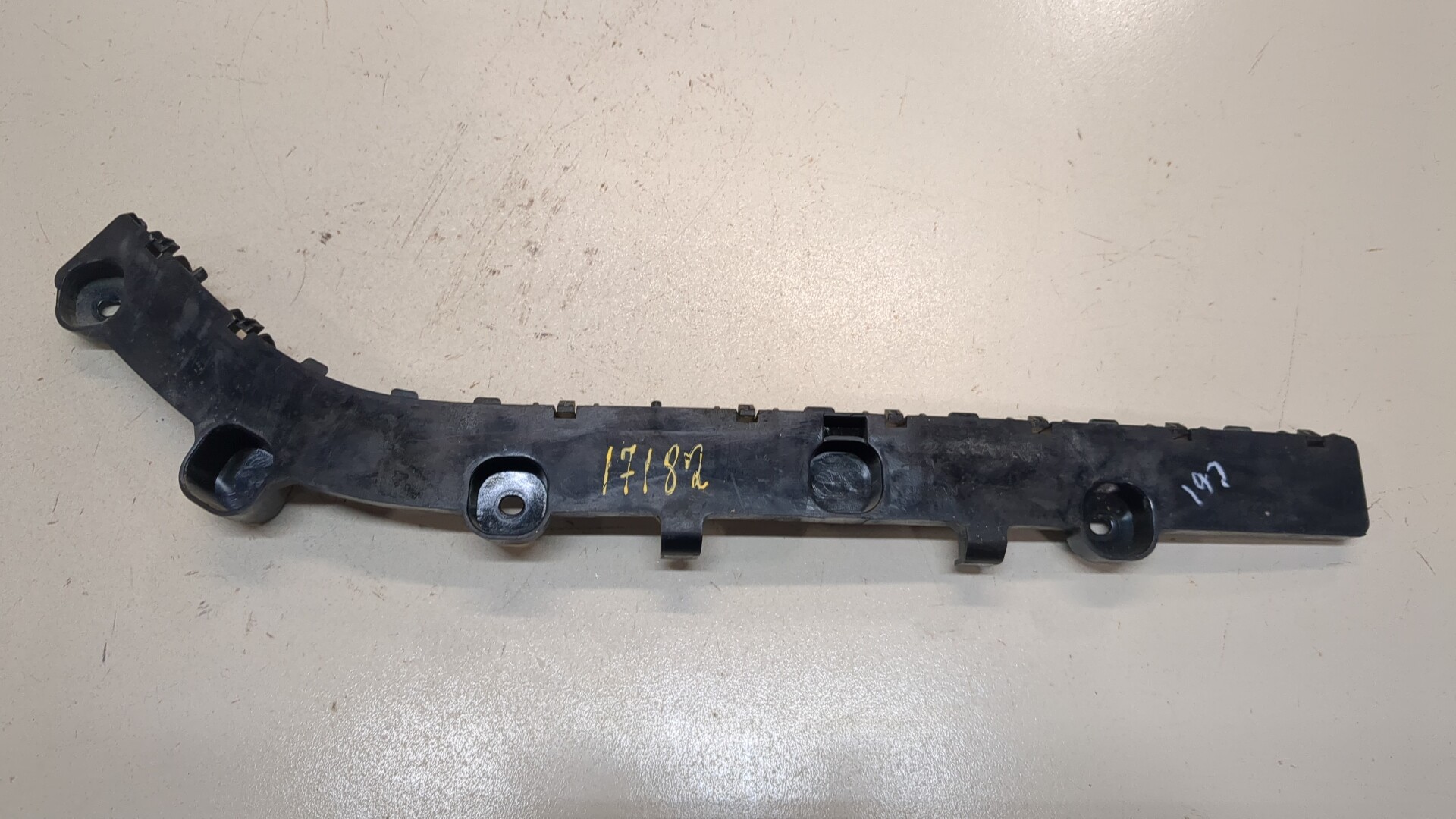 Кронштейн заднего бампера правый