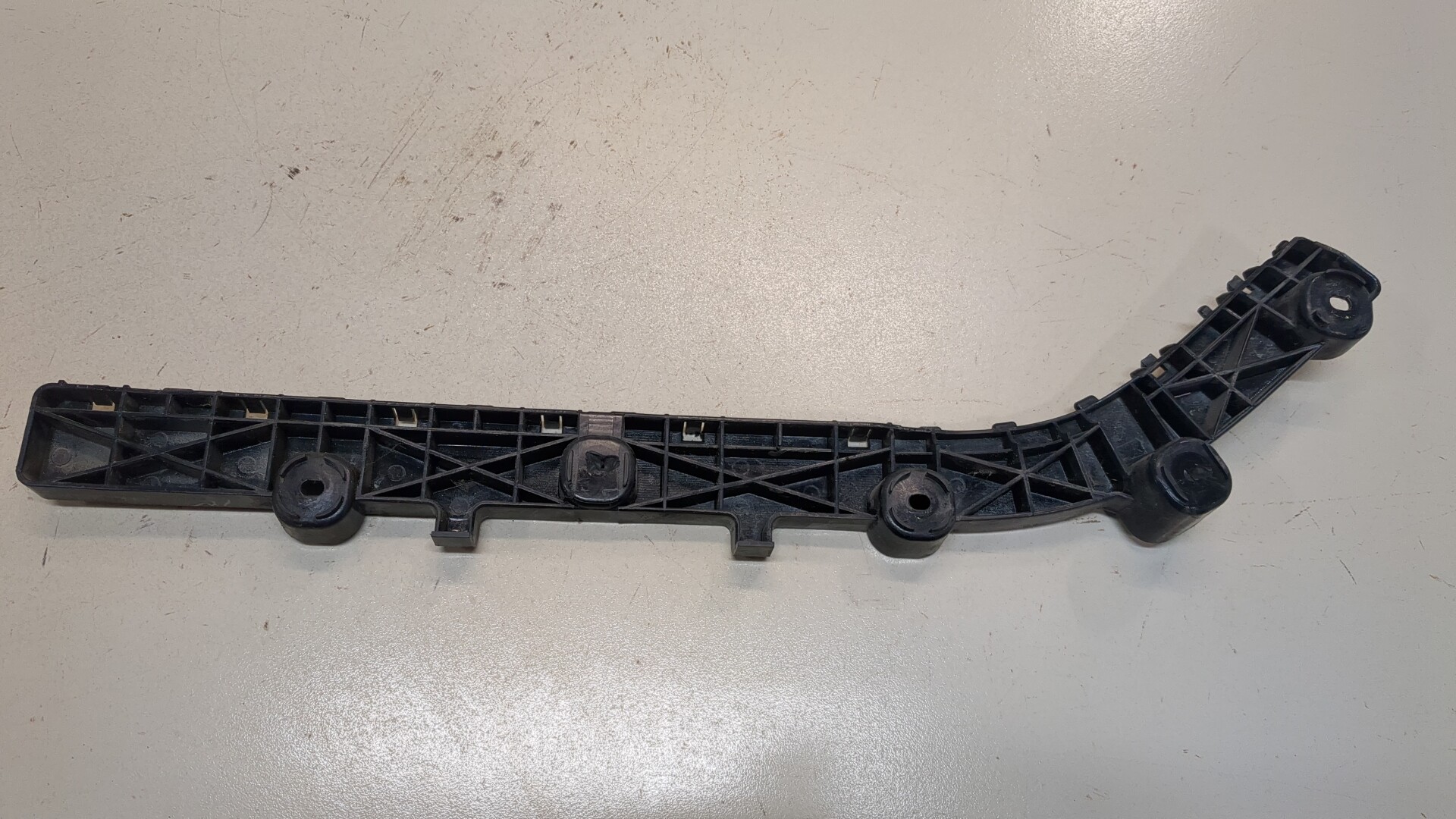 Кронштейн заднего бампера правый