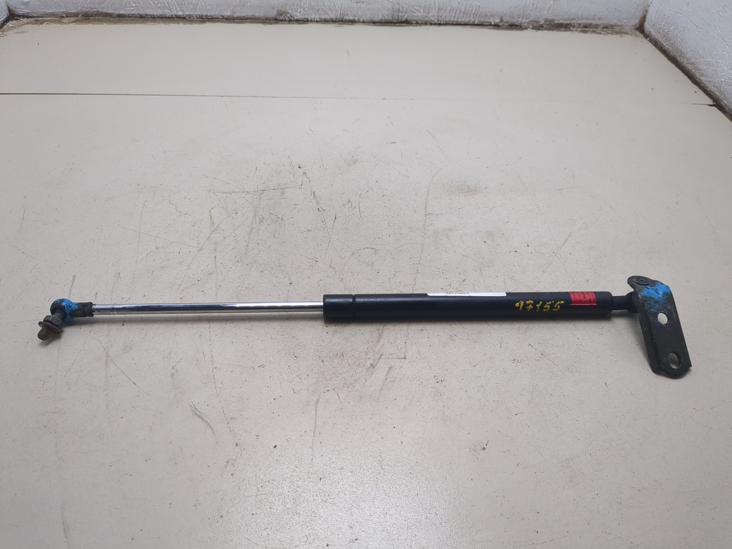 Амортизатор капота