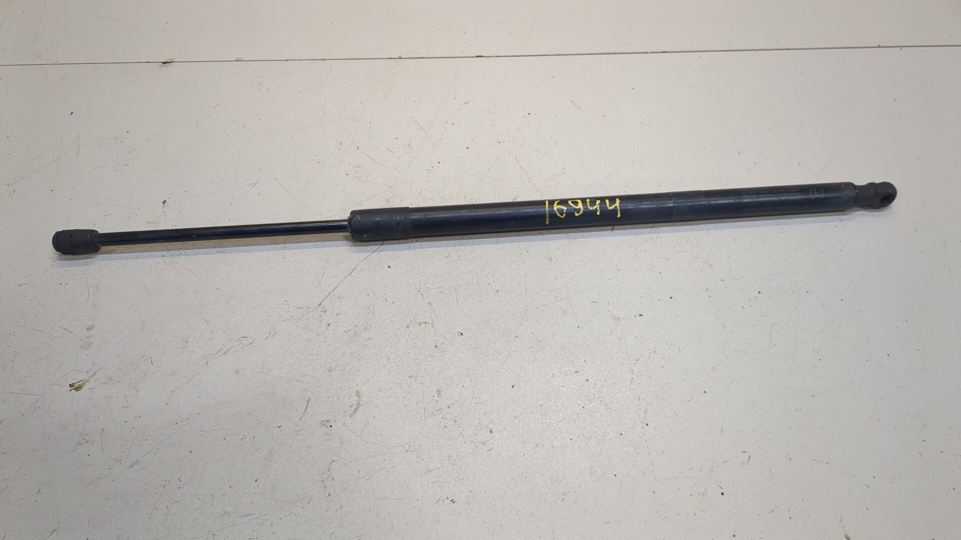 Амортизатор крышки багажника