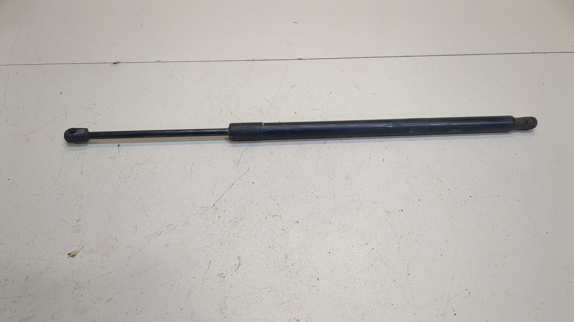 Амортизатор крышки багажника