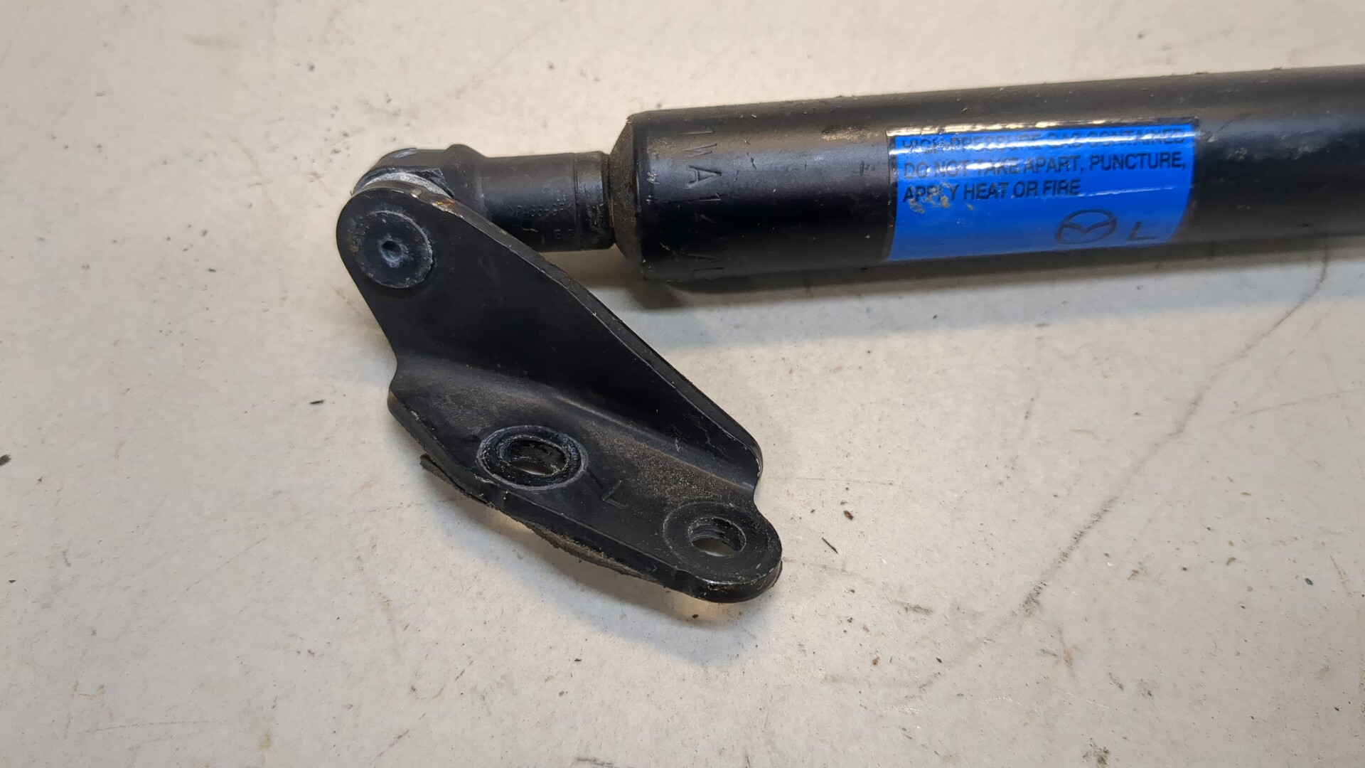 Амортизатор крышки багажника