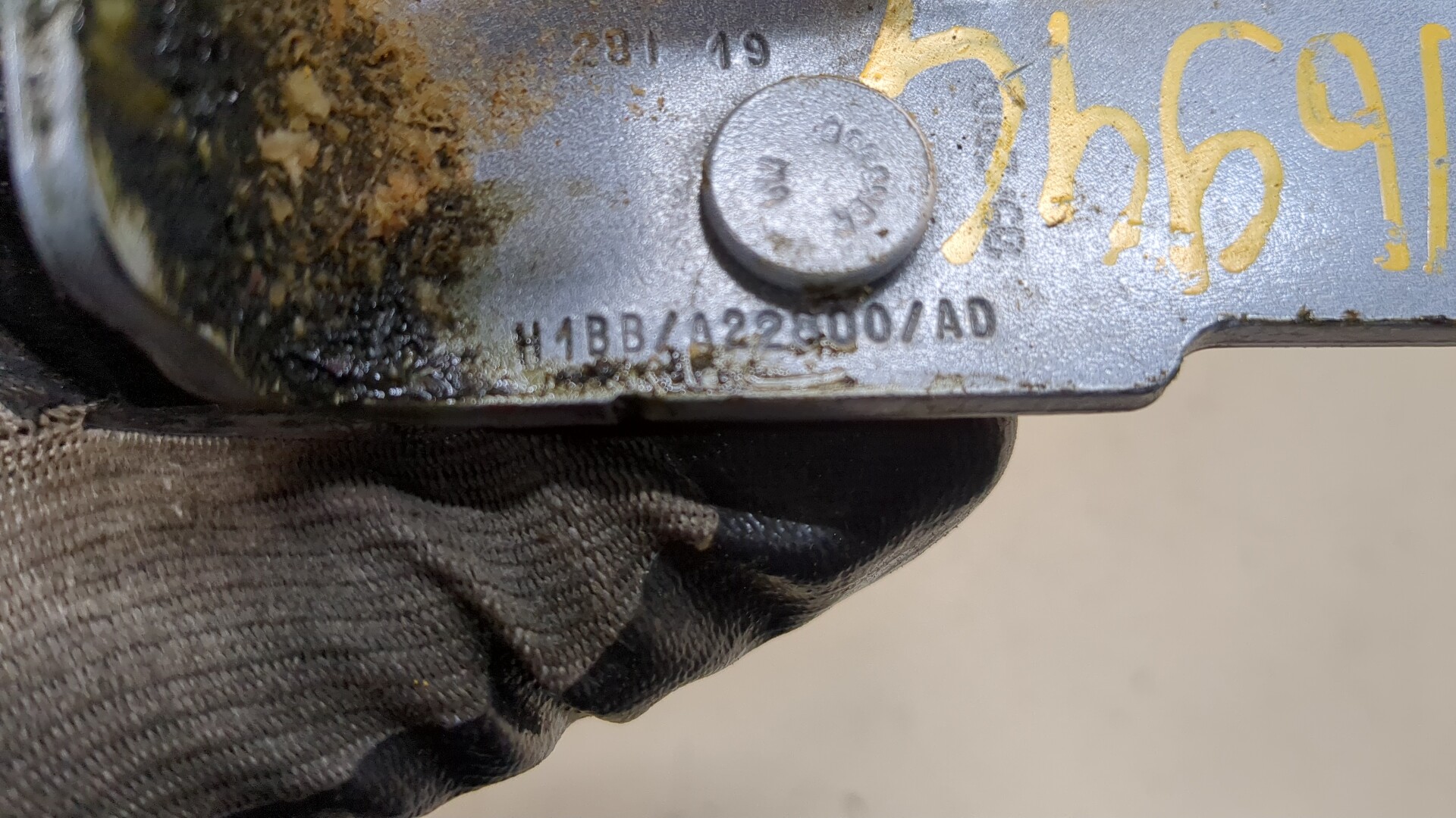 Петля двери