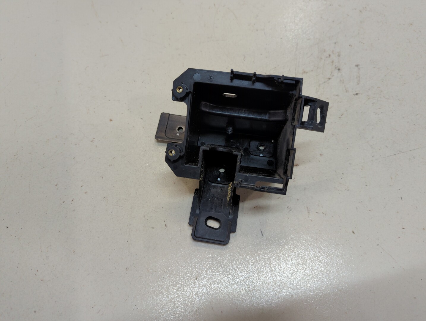 Кронштейн заднего бампера правый