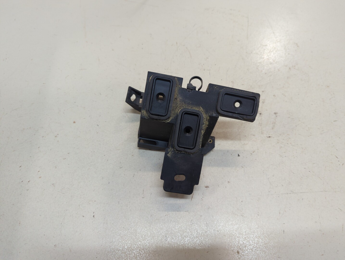 Кронштейн заднего бампера правый