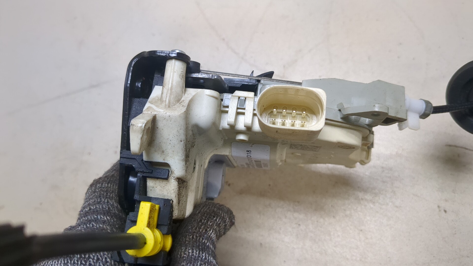 Замок двери задней левой