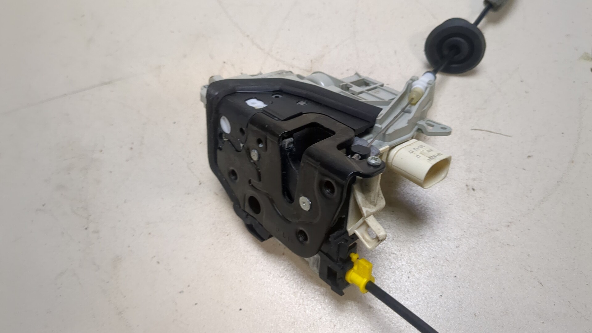 Замок двери задней левой