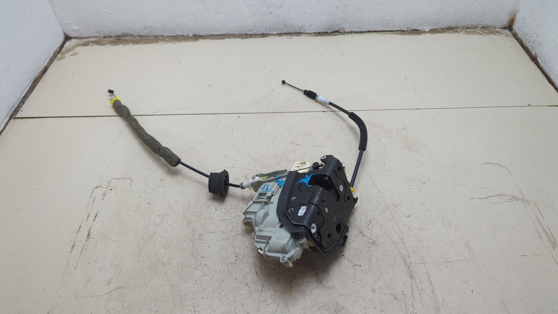 Замок двери задней левой