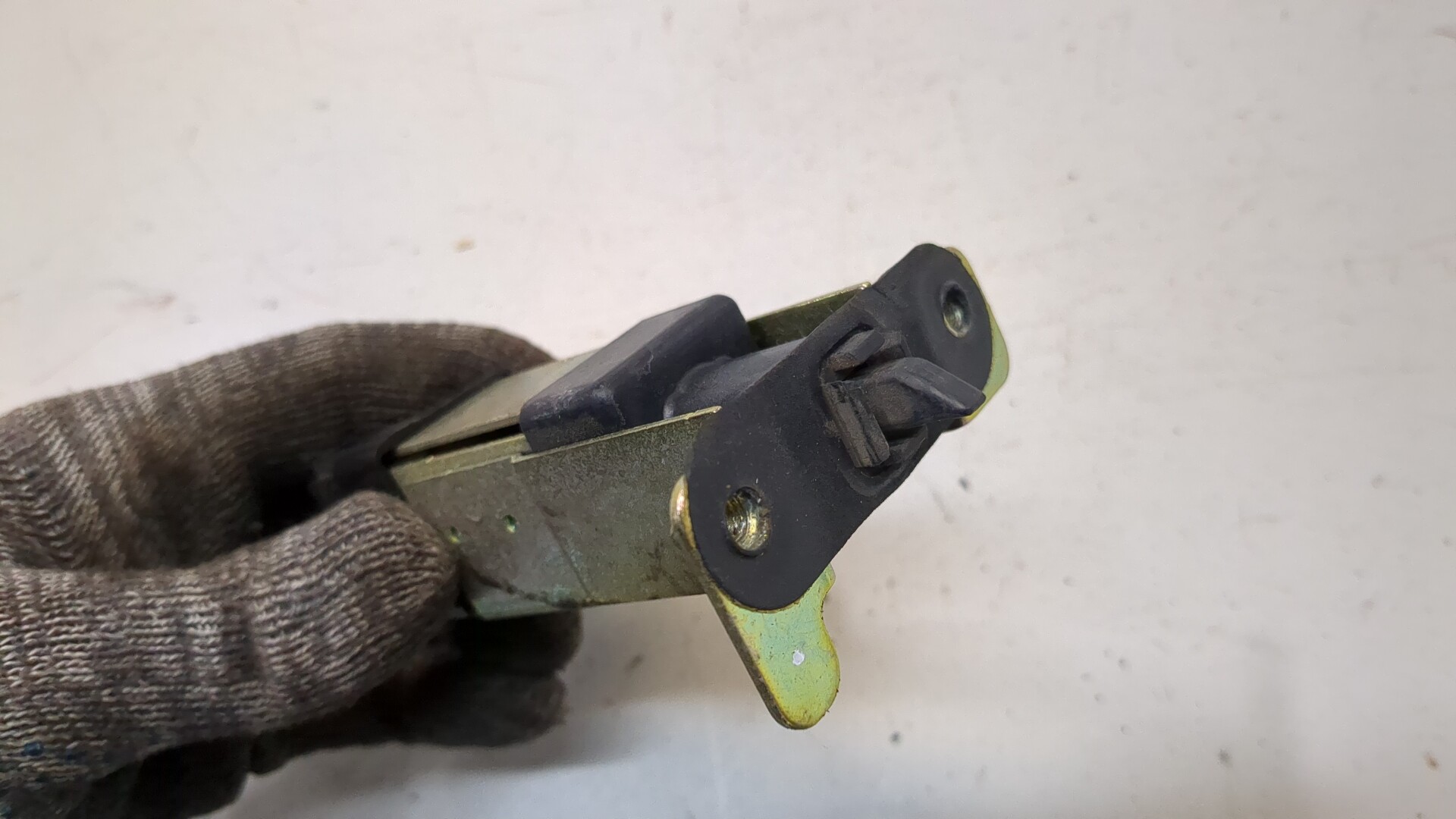 Активатор замка крышки бензобака