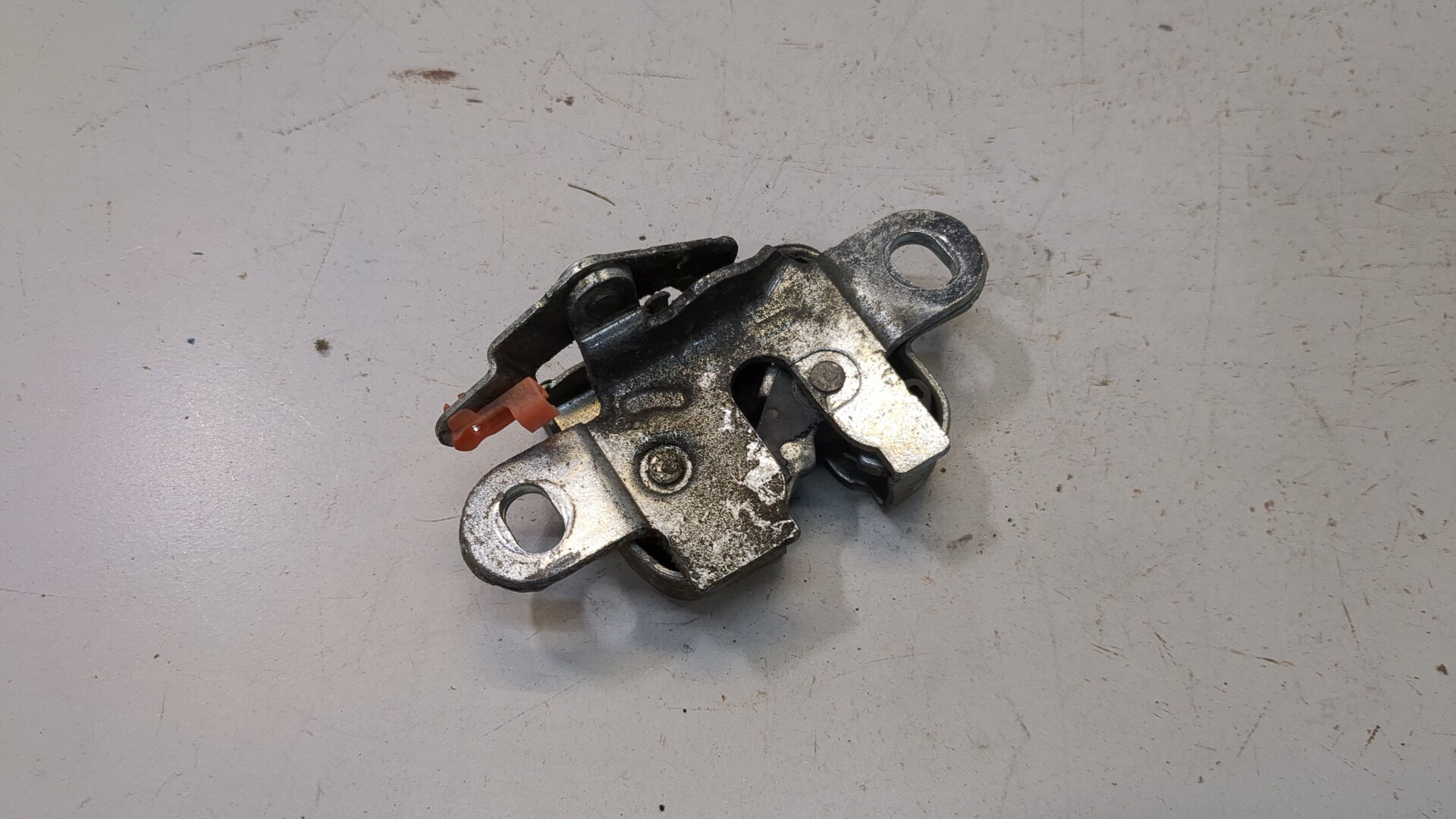 Замок багажника