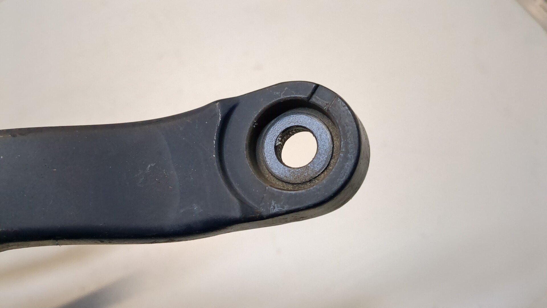 Поводок стеклоочистителя передний левый