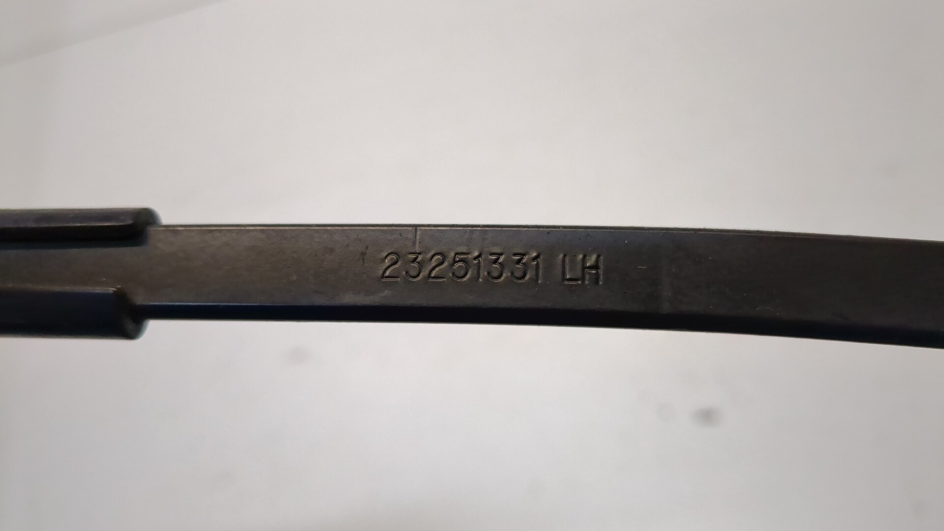 Поводок стеклоочистителя передний левый