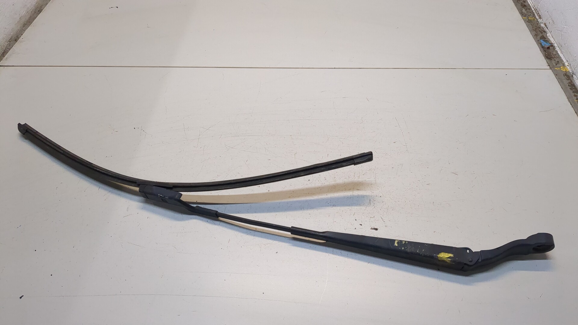 Поводок стеклоочистителя передний левый