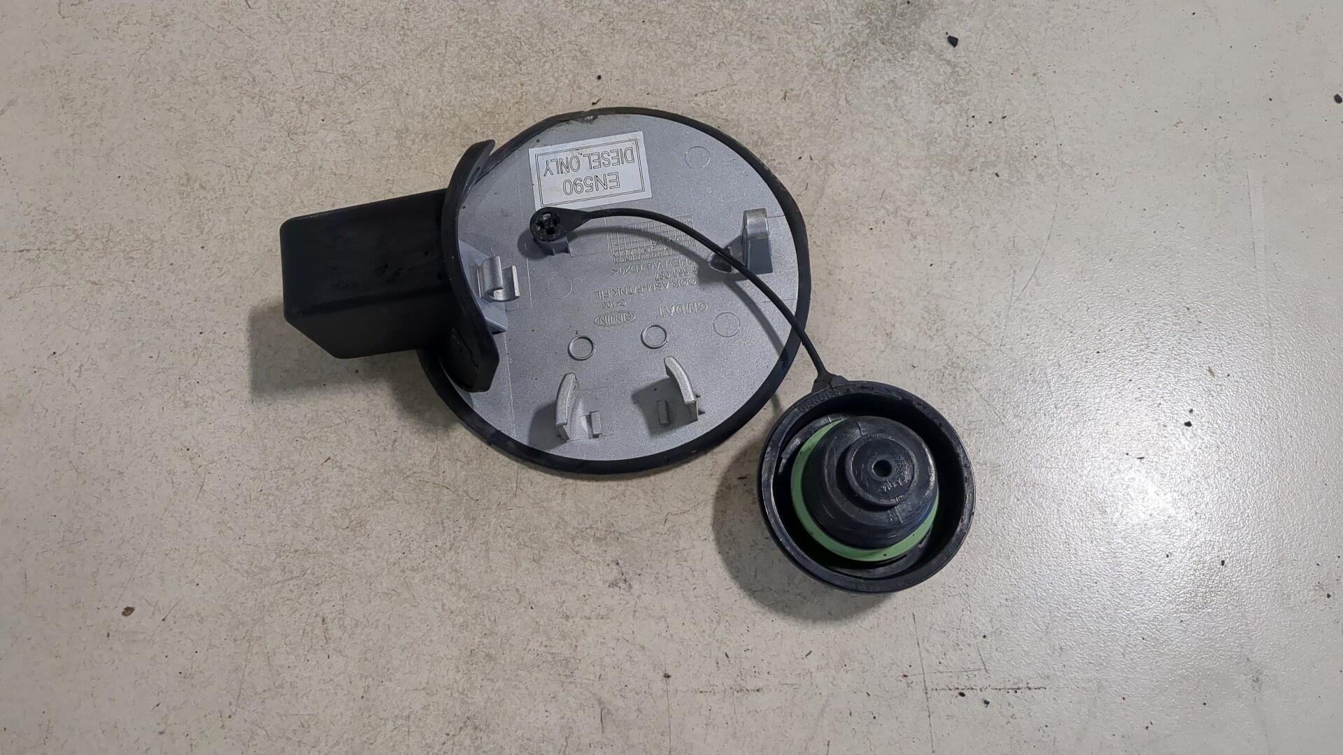 Лючок бензобака