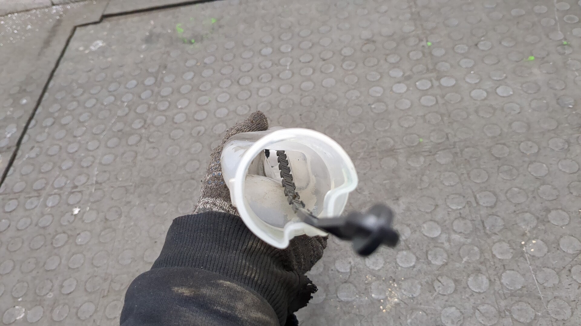 Горловина бачка омывателя