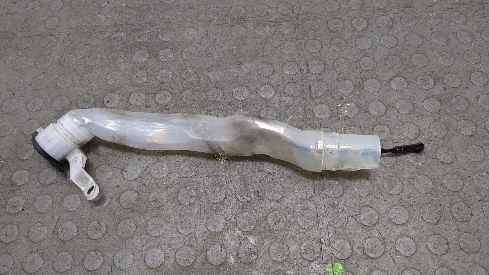 Горловина бачка омывателя