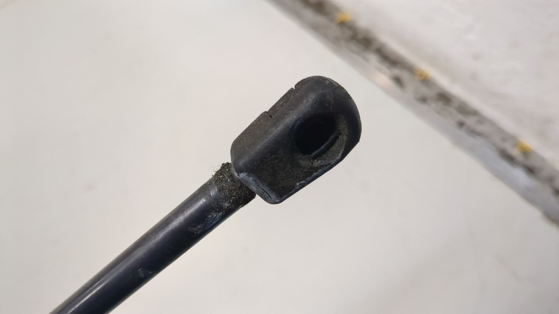 Амортизатор крышки багажника