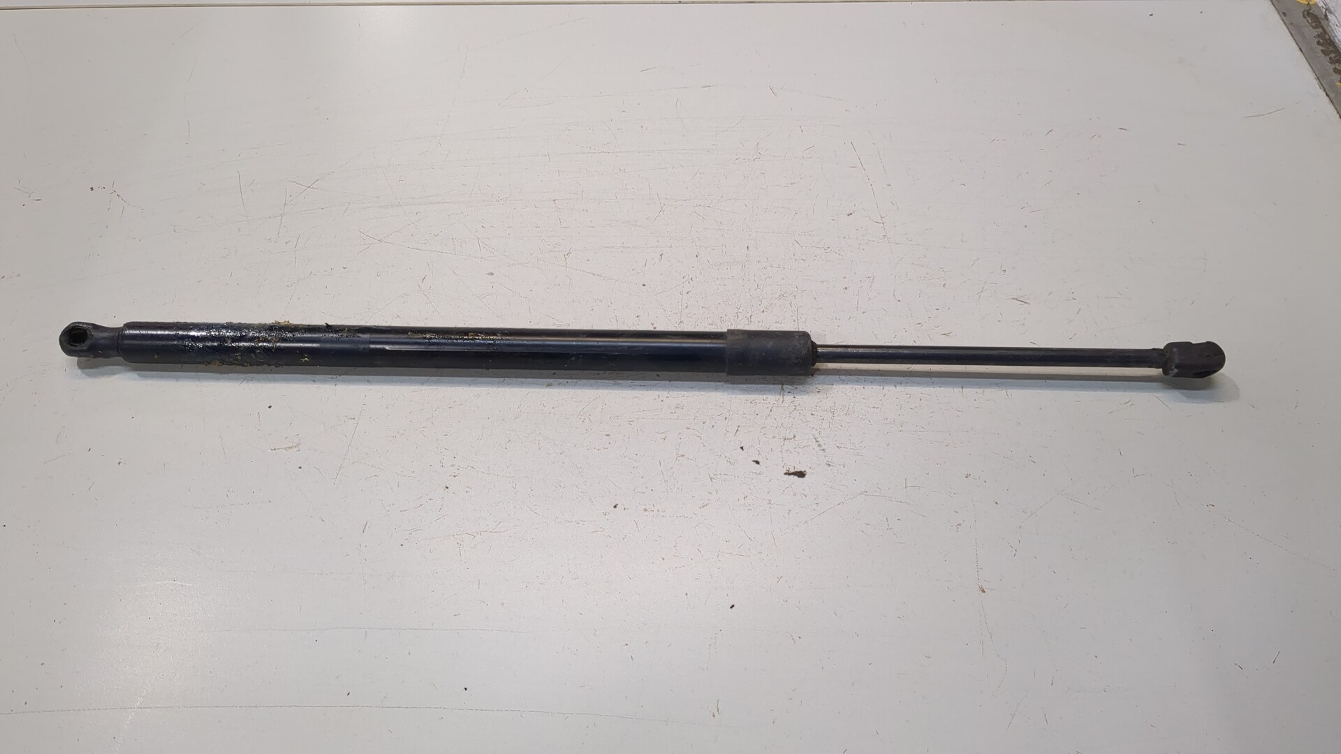 Амортизатор крышки багажника