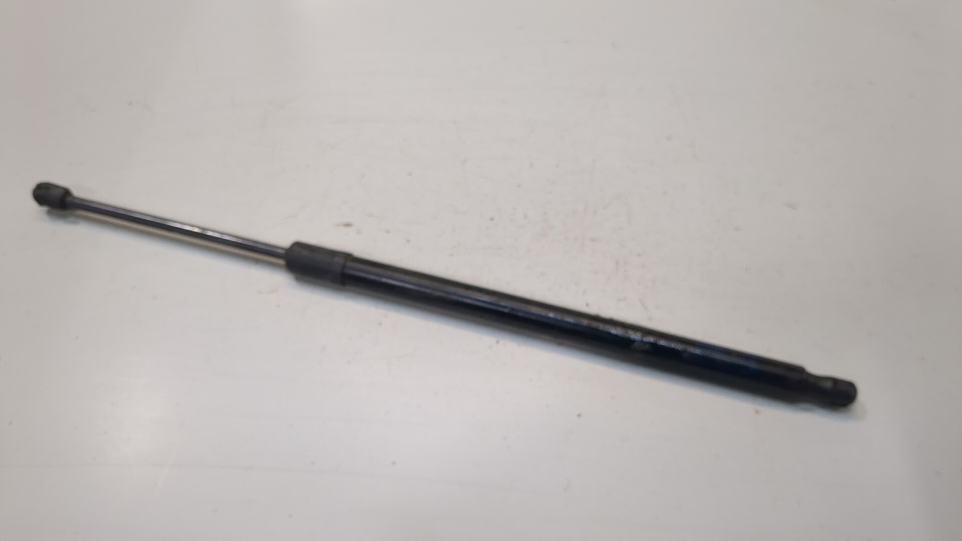 Амортизатор крышки багажника