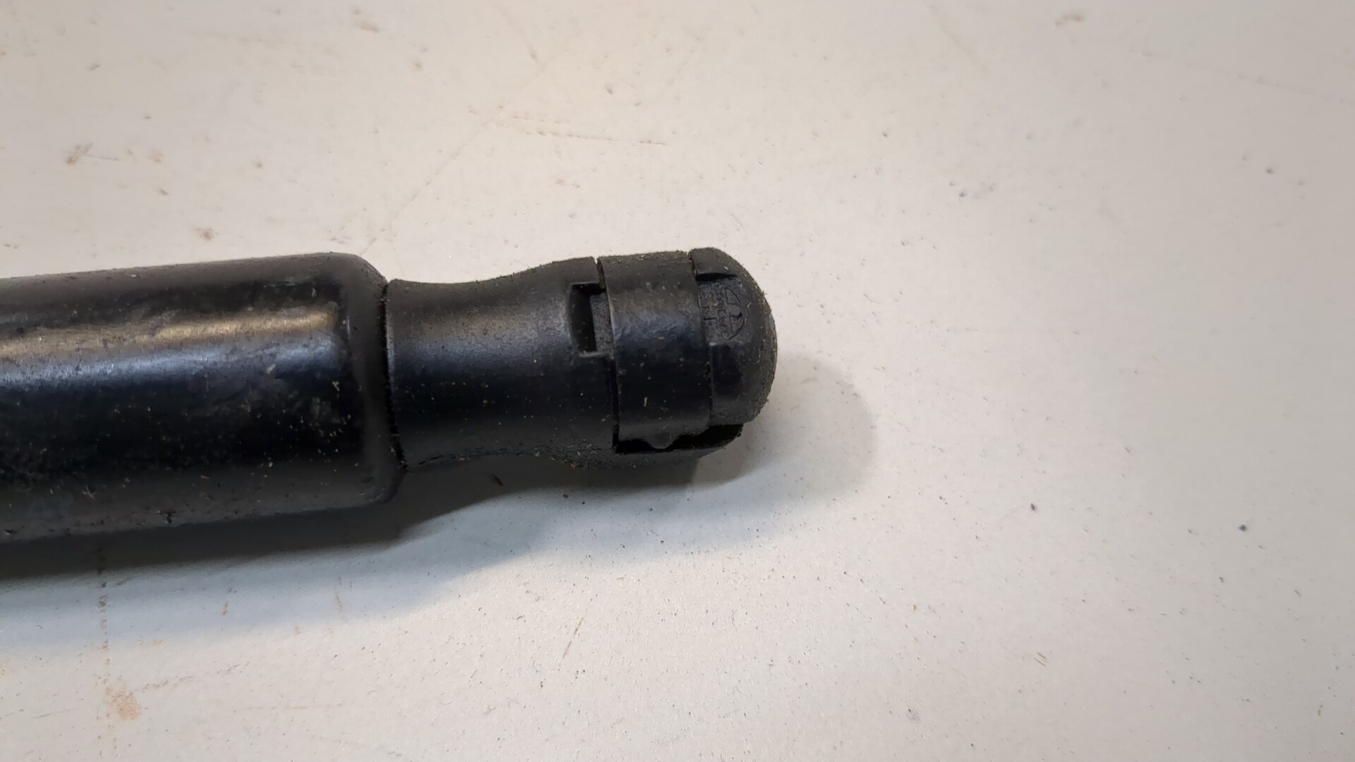 Амортизатор крышки багажника