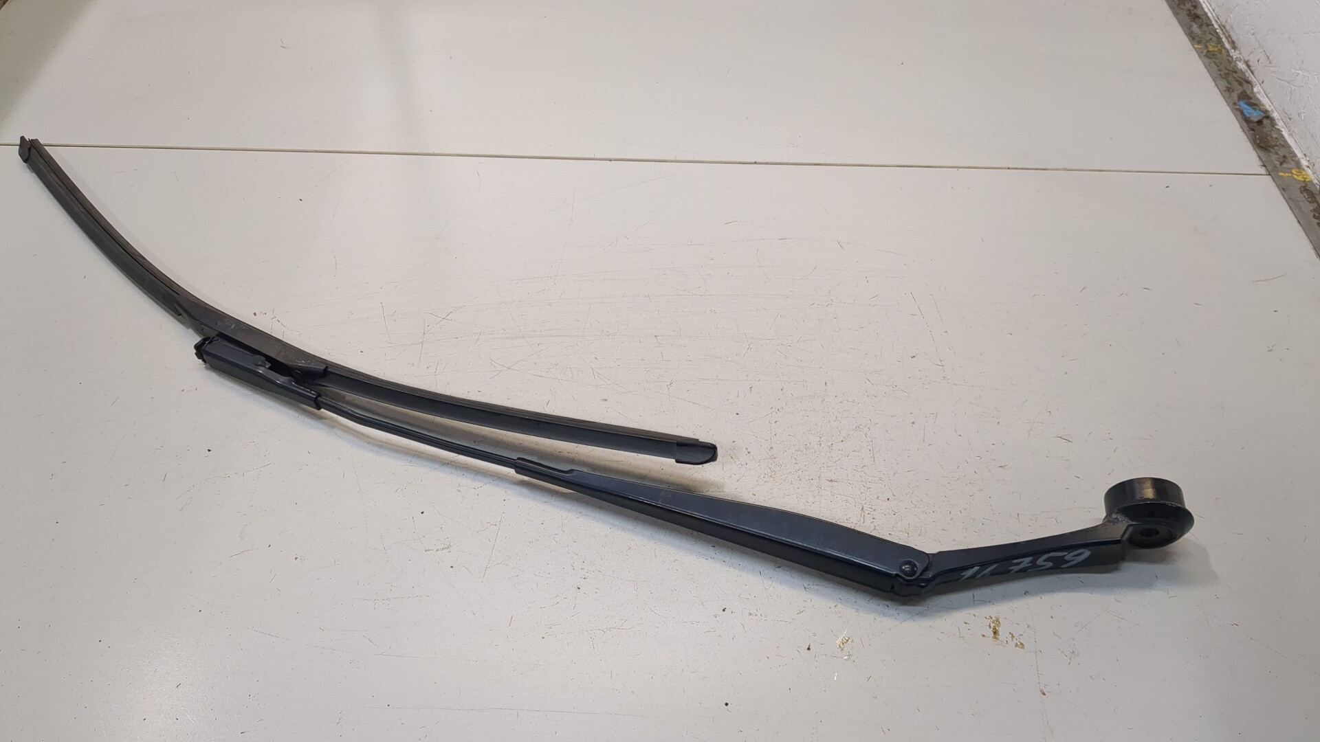 Поводок стеклоочистителя передний левый