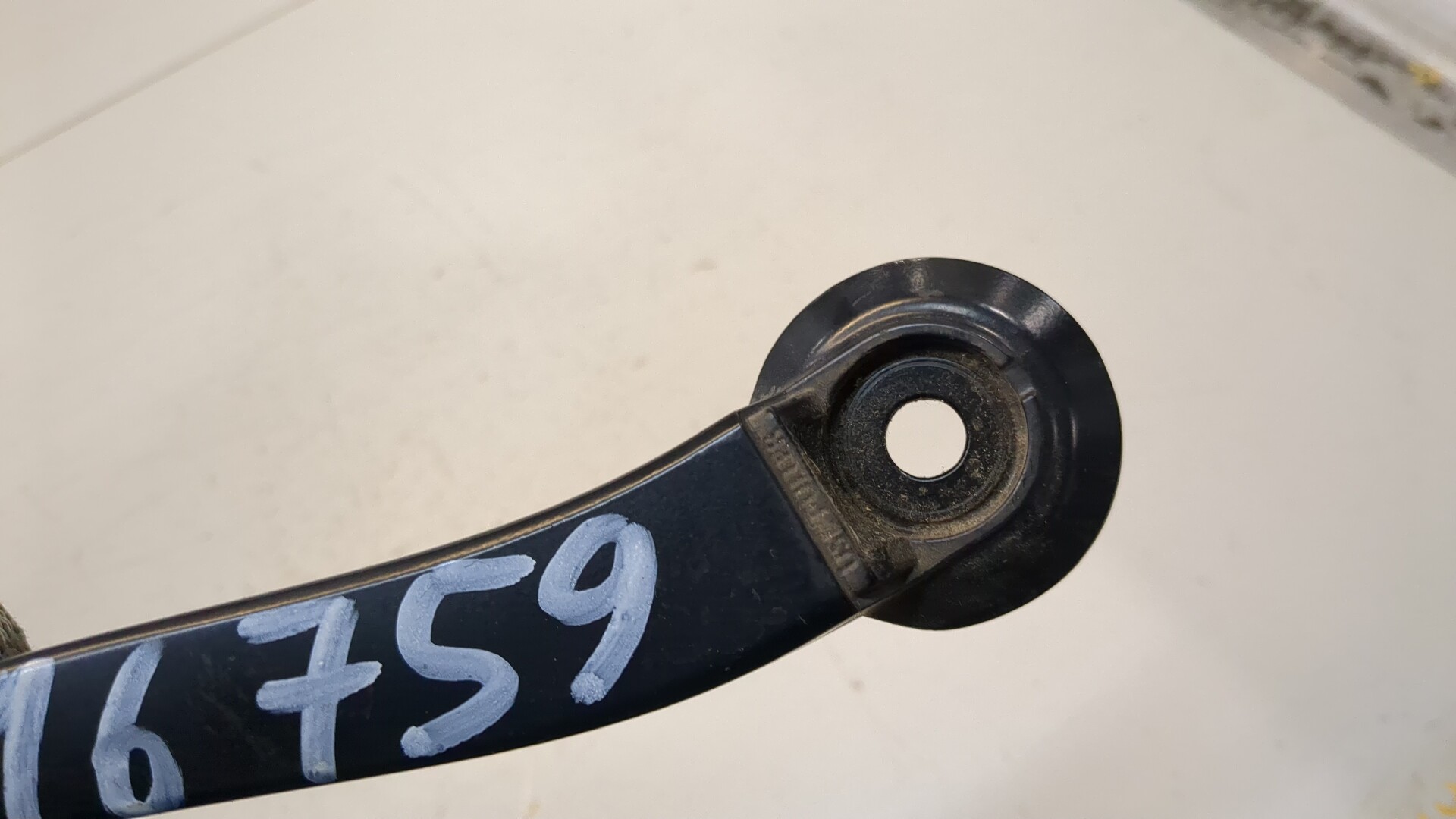 Поводок стеклоочистителя передний левый