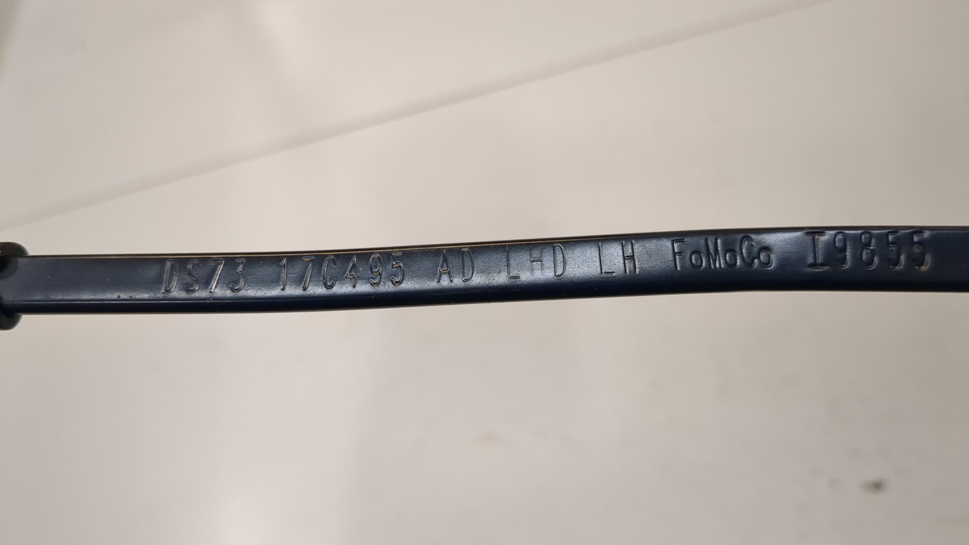 Поводок стеклоочистителя передний левый