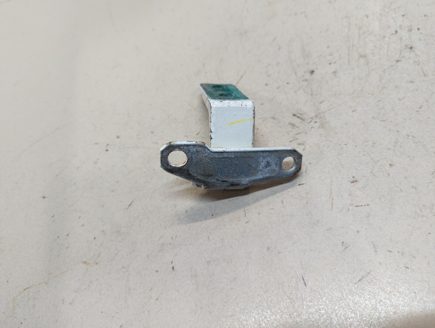 Петля двери