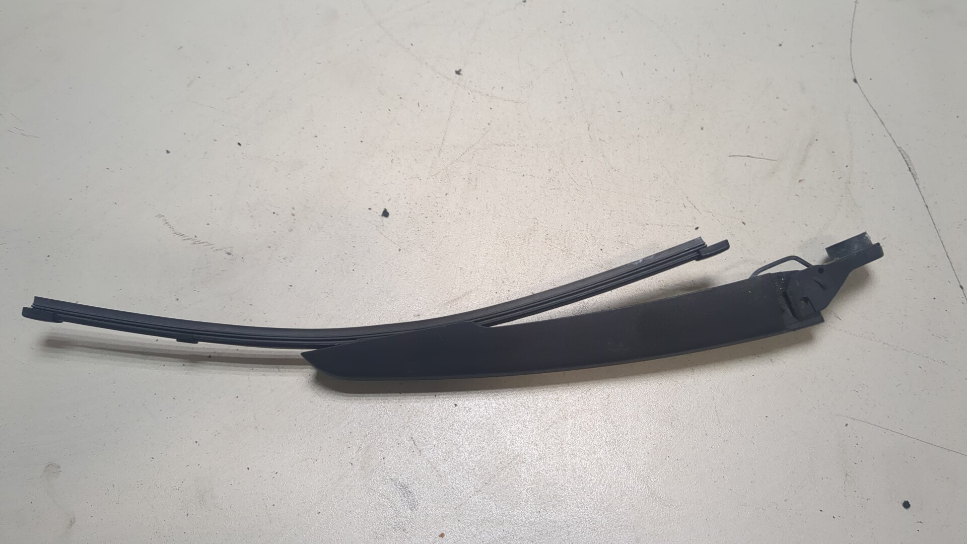 Поводок стеклоочистителя заднего