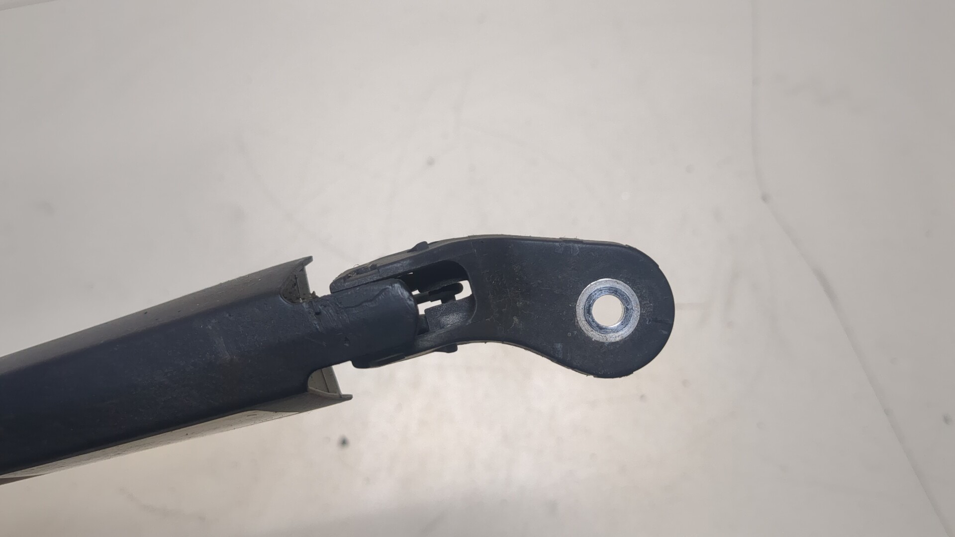 Поводок стеклоочистителя заднего