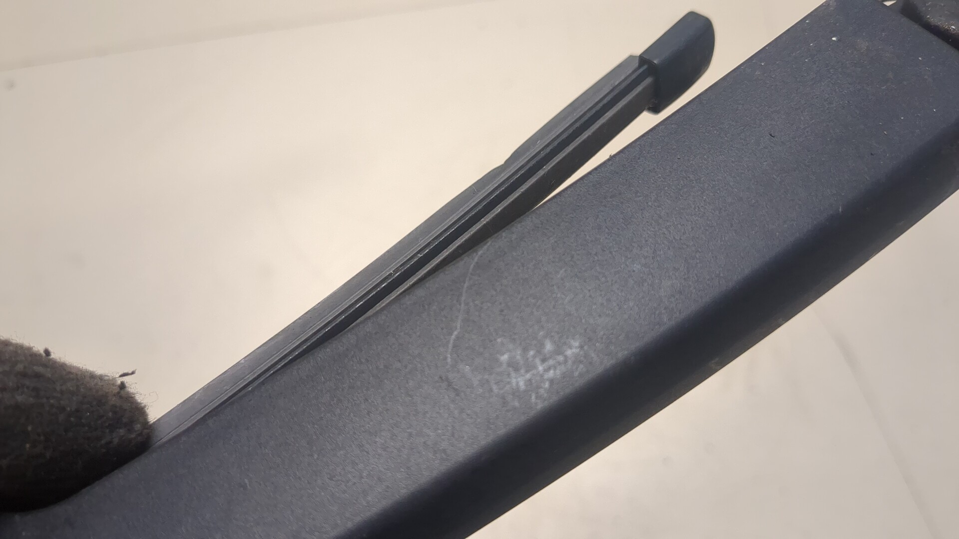 Поводок стеклоочистителя заднего