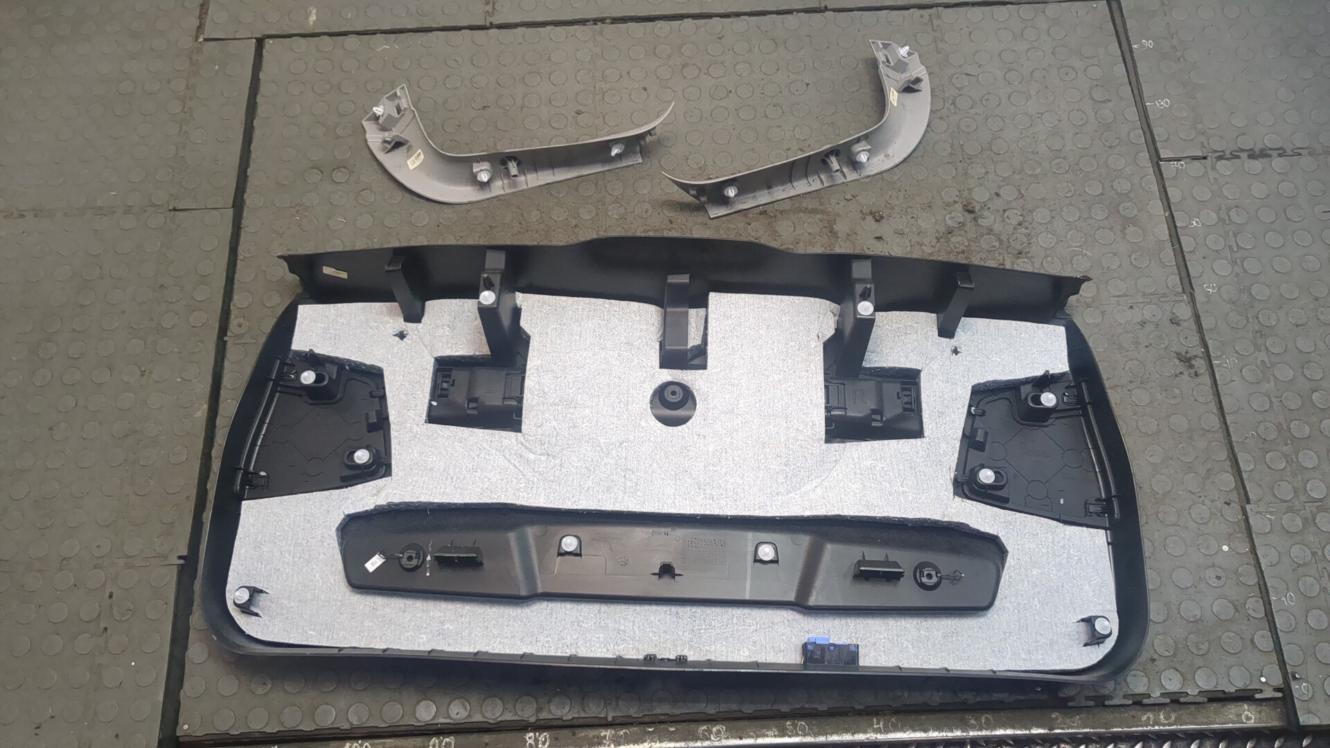 Обшивка двери багажника