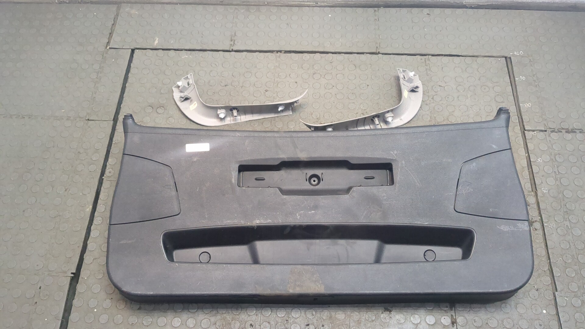 Обшивка двери багажника