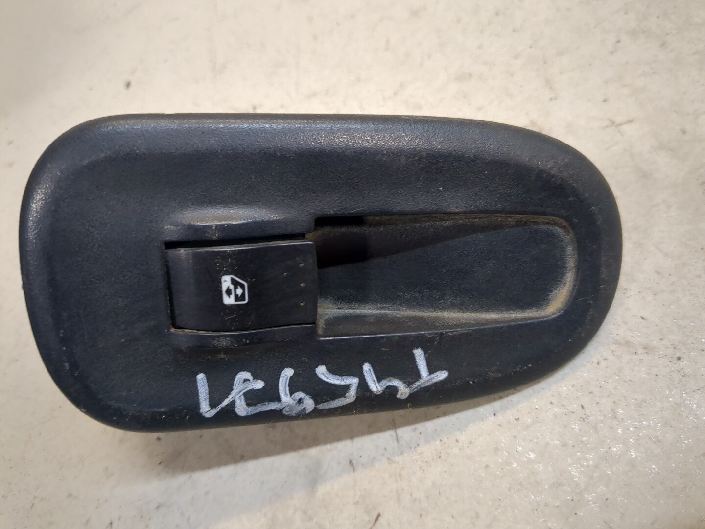 Кнопка стеклоподъемника