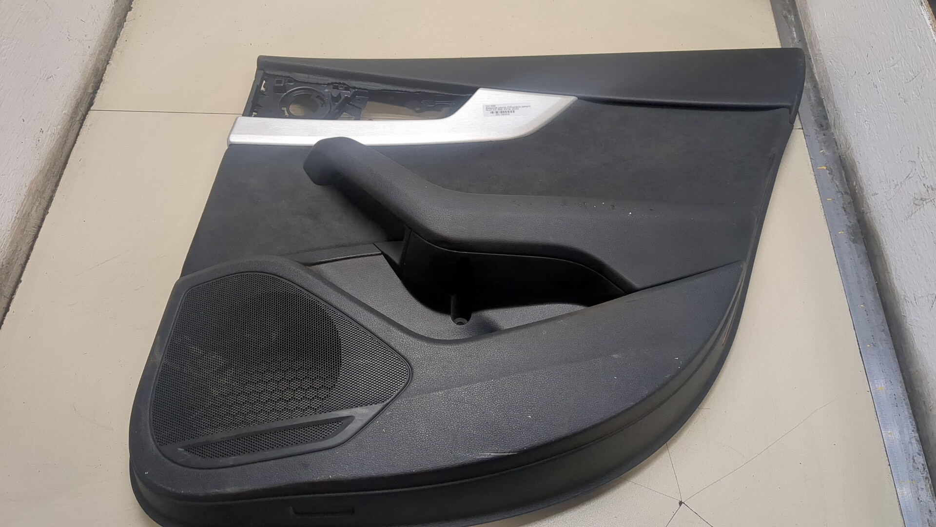 Обшивка двери задней правой