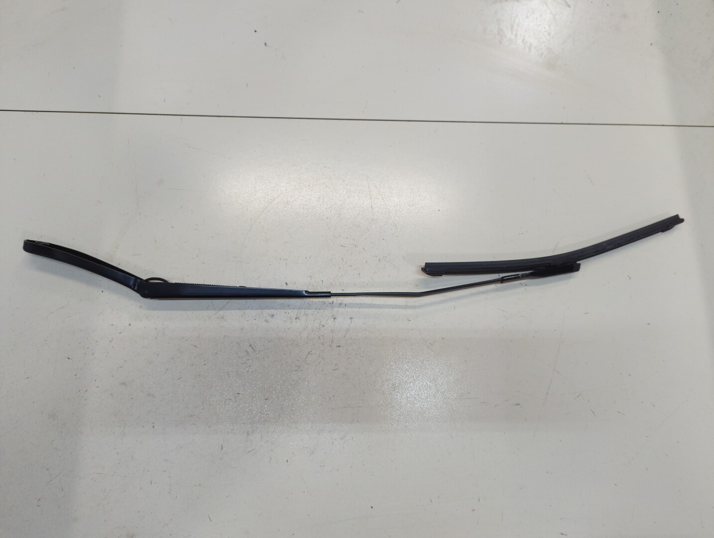 Поводок стеклоочистителя передний левый