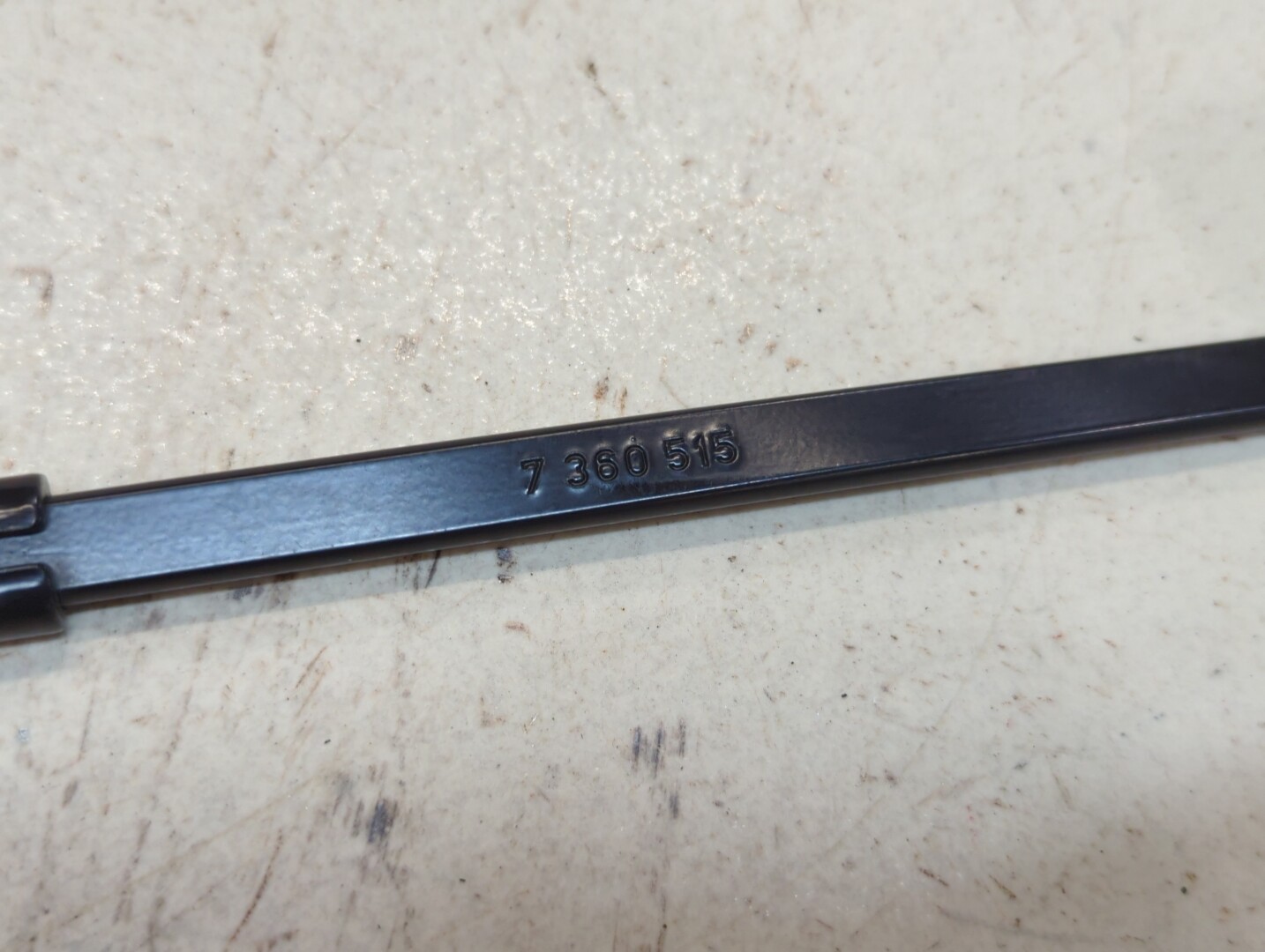 Поводок стеклоочистителя передний левый