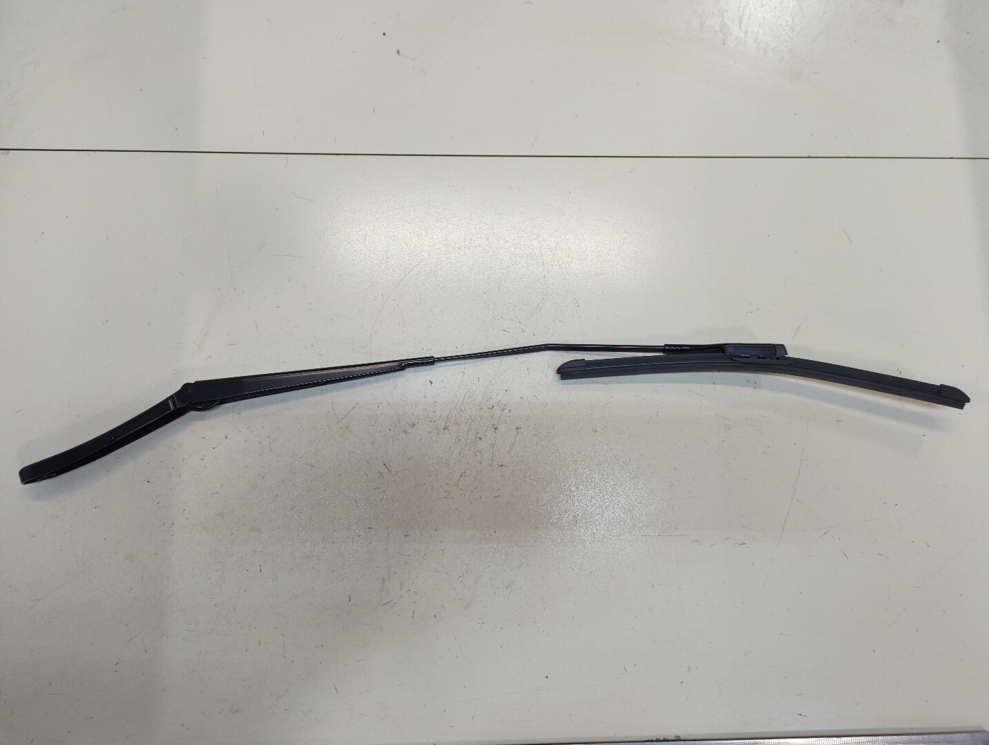 Поводок стеклоочистителя передний левый