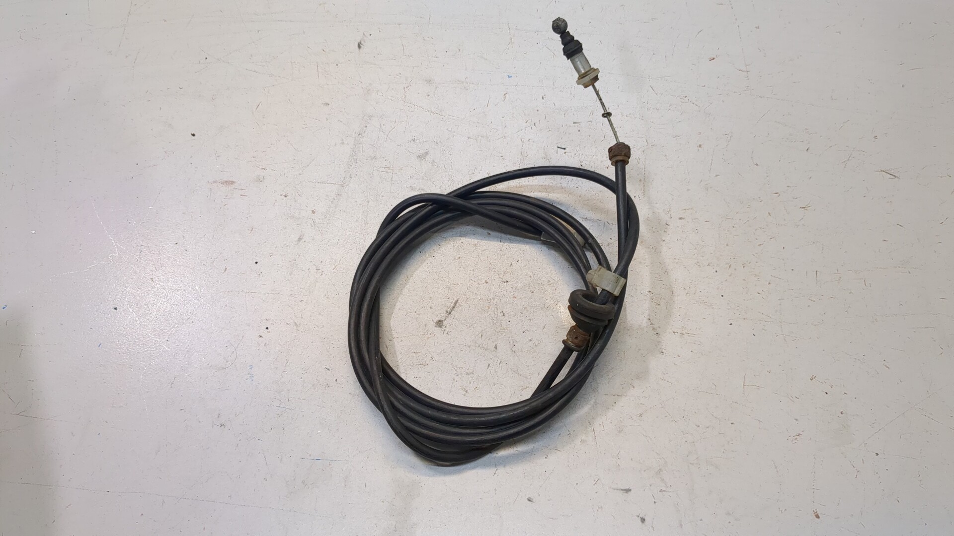 Трос открывания капота