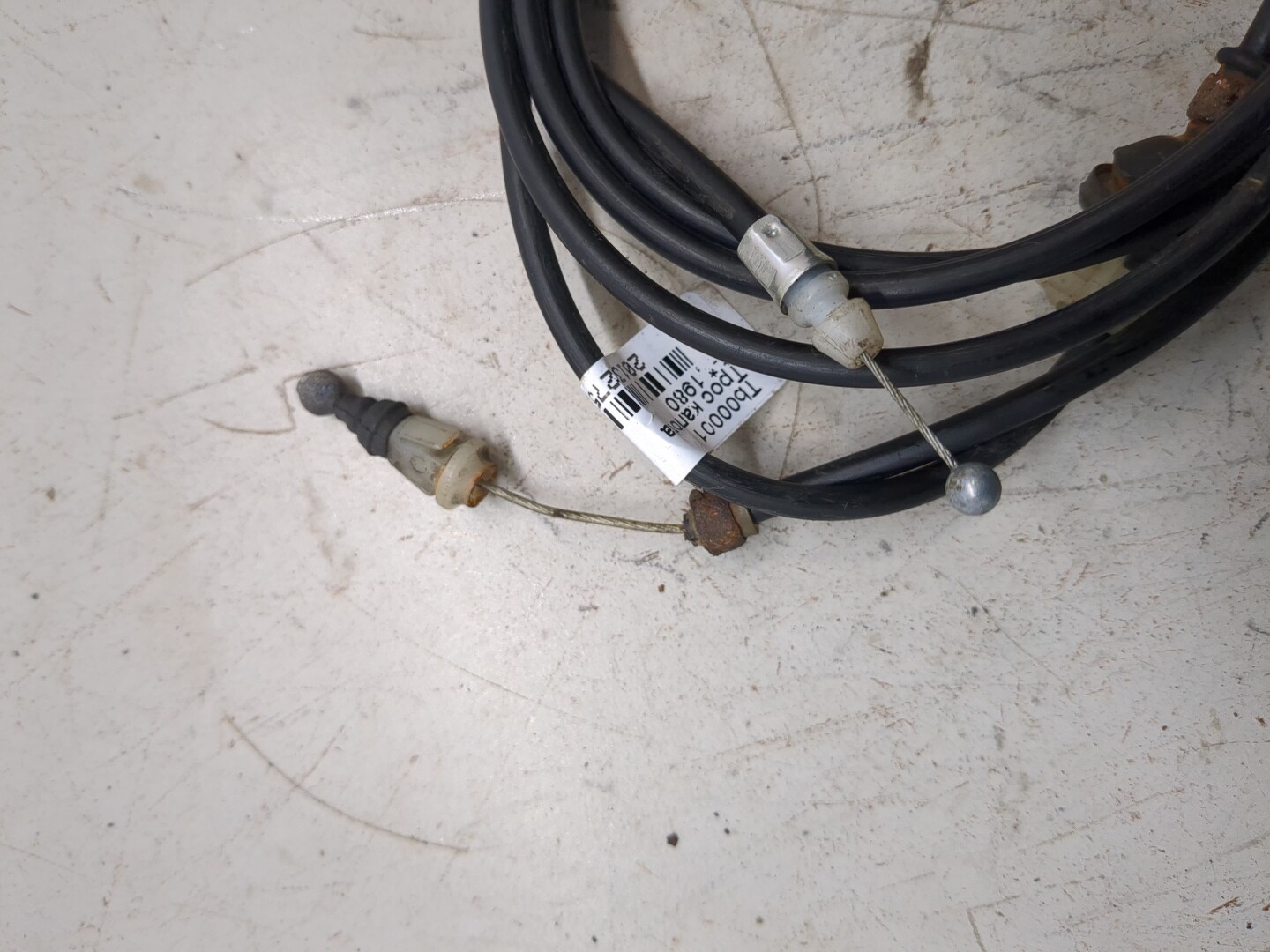 Трос открывания капота