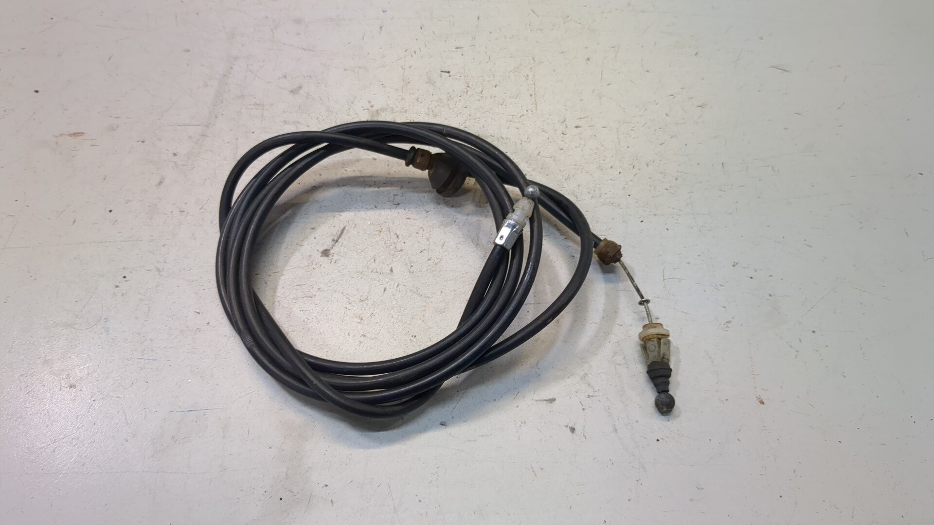 Трос открывания капота