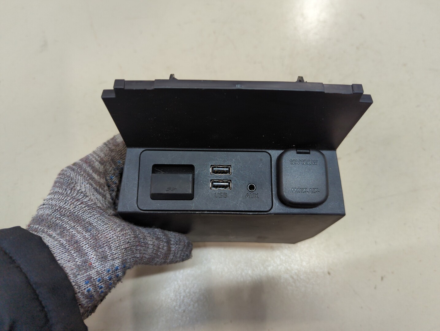 Гнездо AUX / USB IN