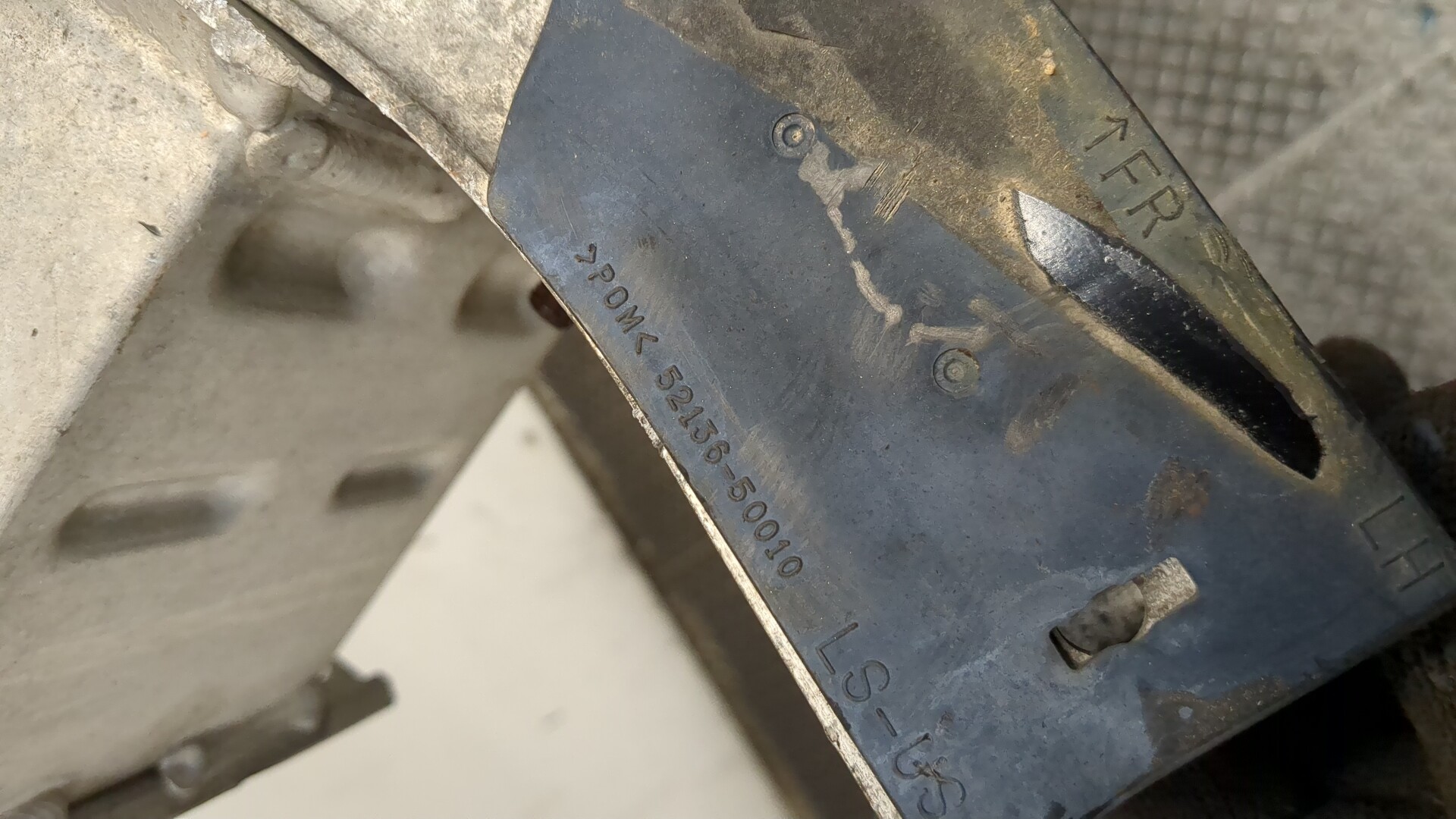 Усилитель переднего бампера