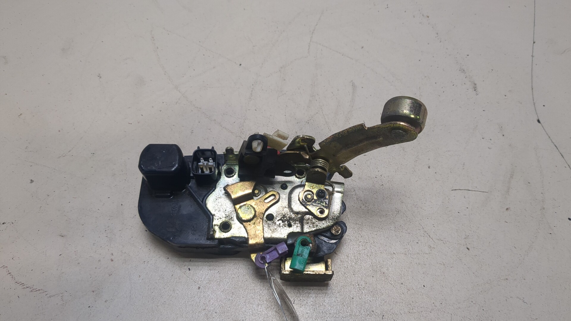 Замок двери передней правой